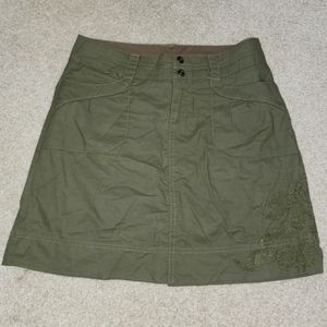 REI Sz 0 Women’s Outdoor Traveling Hiking Camping Skirt Button Snap Olive Green